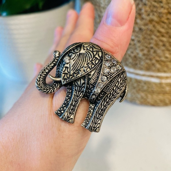 Silver Tone Elephant w/ Rhinestones Statement Ring Stretchy Size 7-13 - Picture 1 of 5